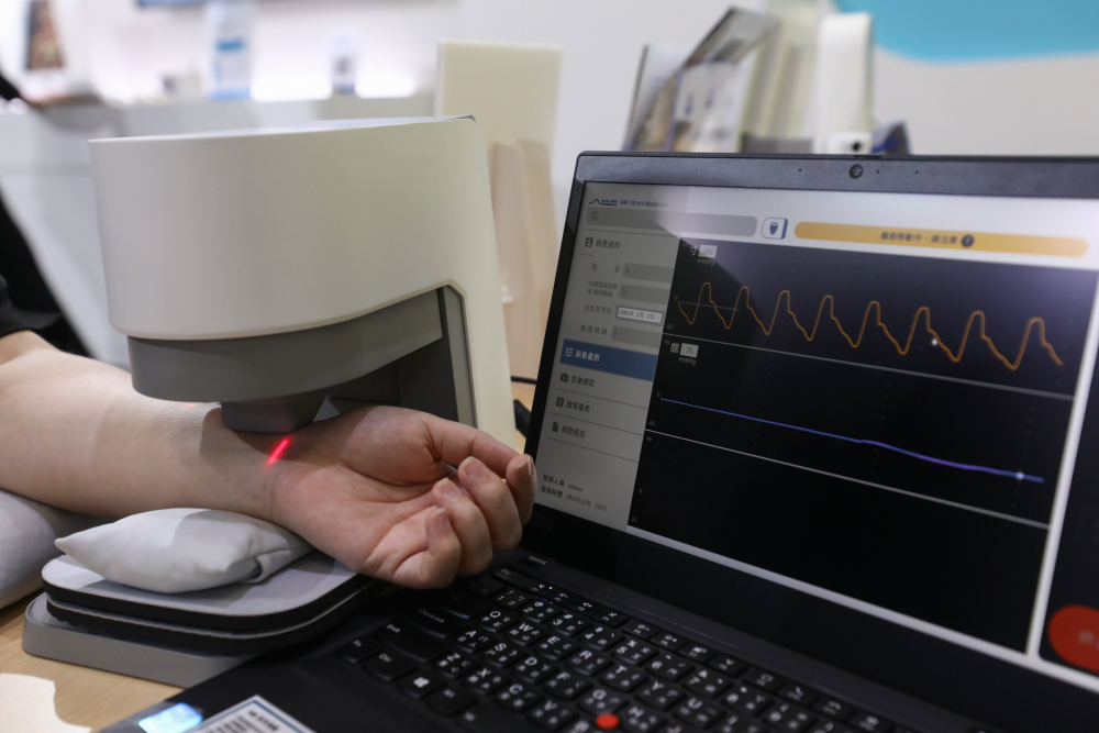 JDB电子耘康脈象檢測系統透過電腦精準控制升降系統，還原中醫師三指把脈過程的舉、按、尋手法，將脈象感受轉化成數據，未來可結合大數據分析，實現智慧醫療及準確性